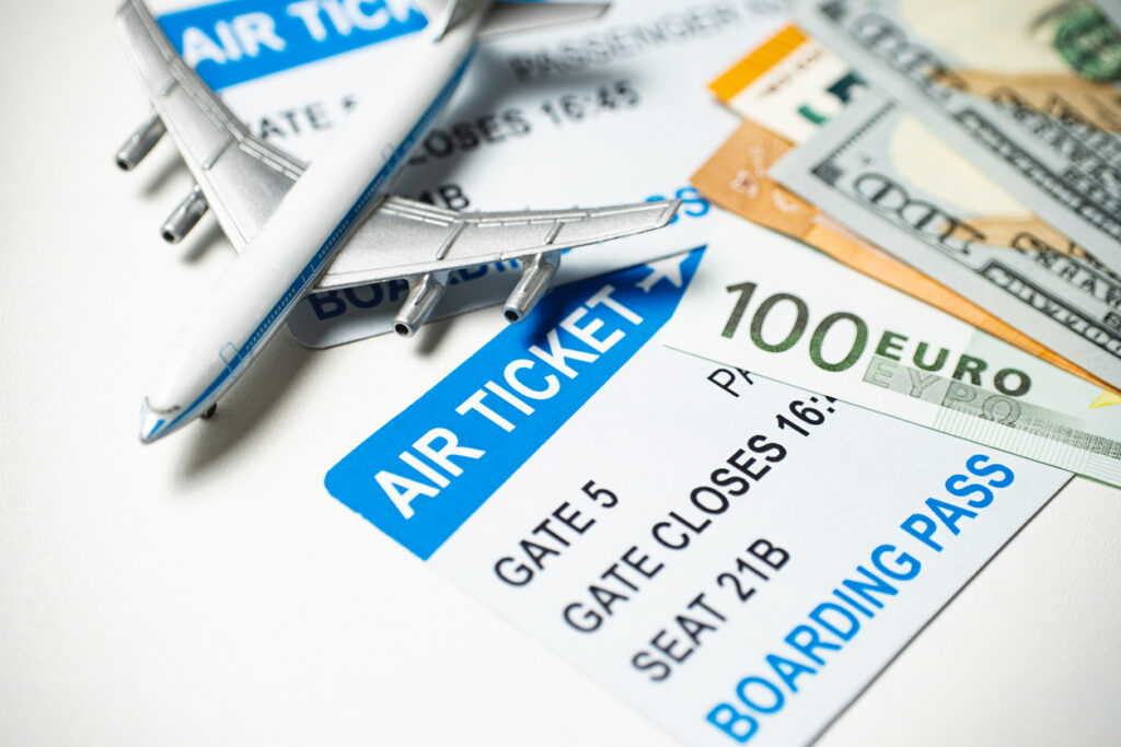 Modellflugzeug auf Flugtickets und Euroscheinen, Steuern und Gebührenerstattung Passengers friend