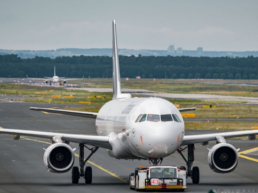 Flugzeug wird umgeleitet und ist bei einem anderen Flughafen als vorgesehen gelandet.